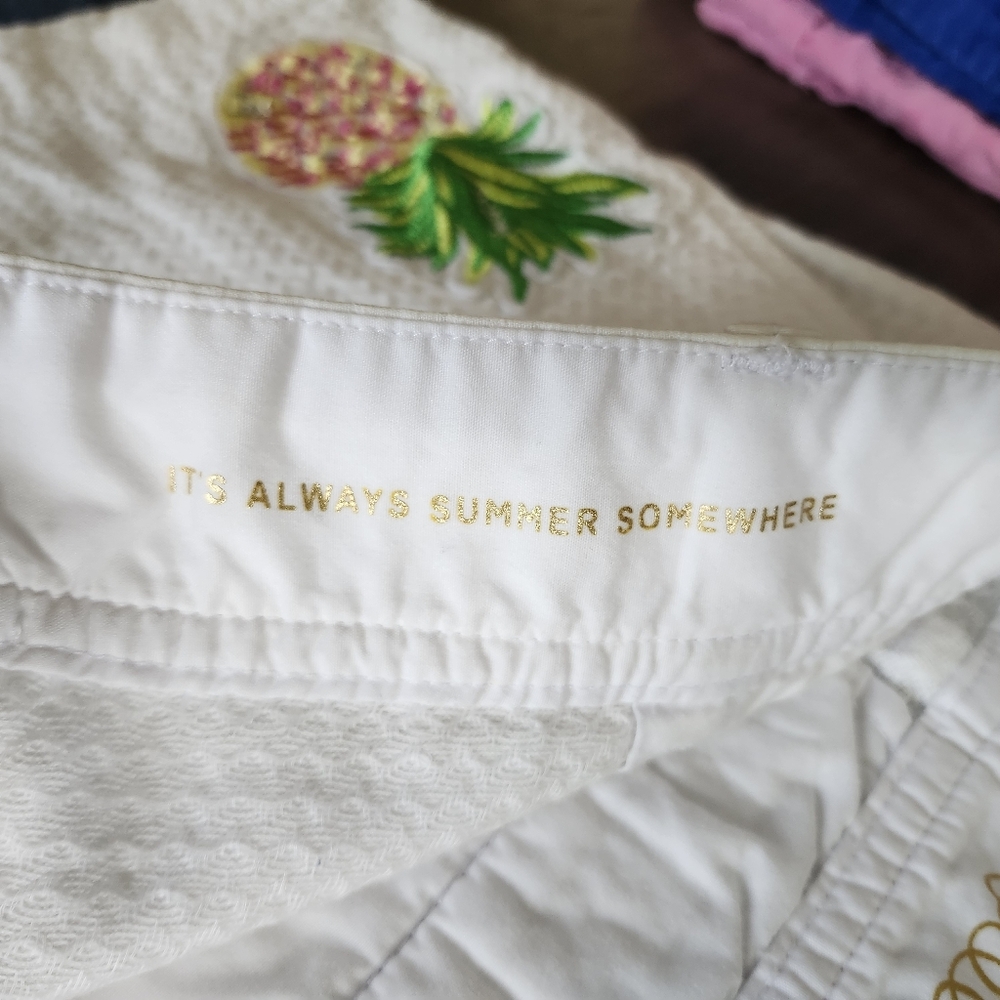 Lilly Pulitzer Callahan Shorts- pineapple emblem! - Picture 5 of 6